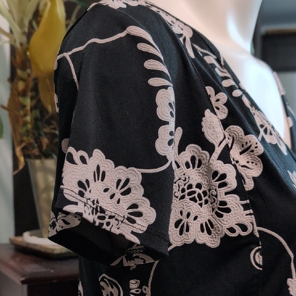 Sami & Jo Monochrome Floral Short Sleeve Top - Picture 6 of 10